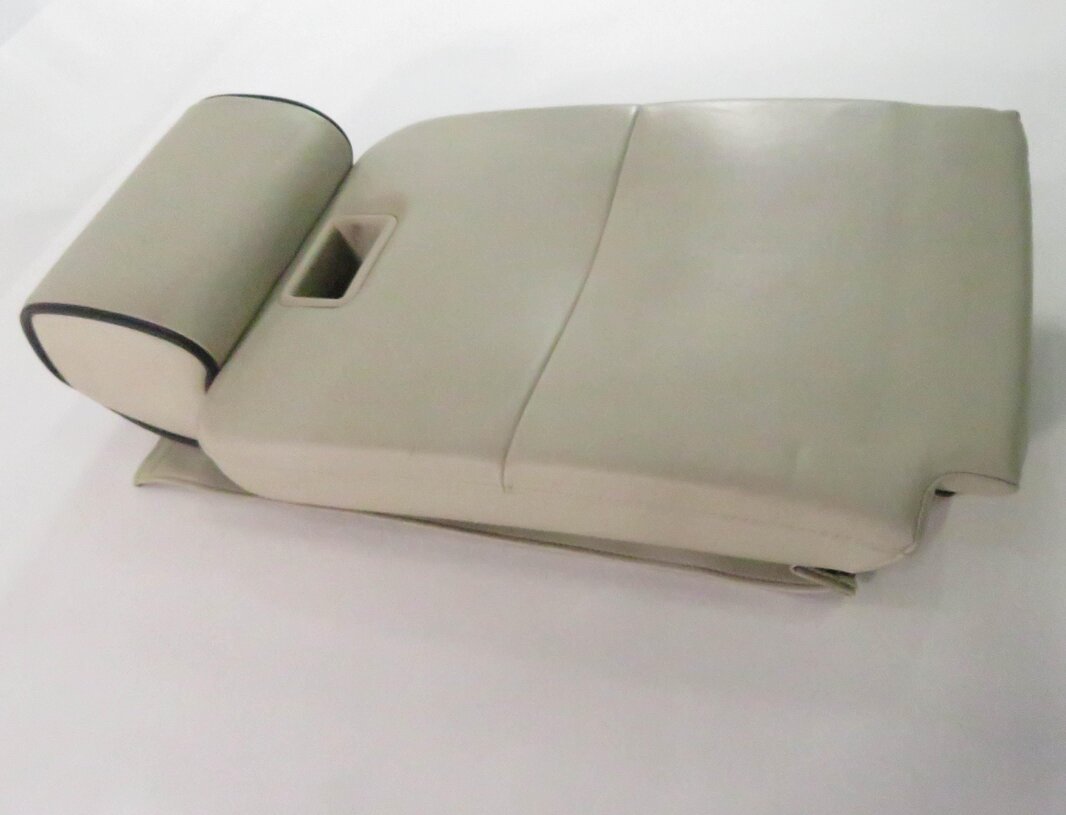 Thumbnail 3: 2012 RANGE ROVER (L322) REAR SEAT CENTER ARMREST w/ HEADREST (JET IVORY LEATHER)