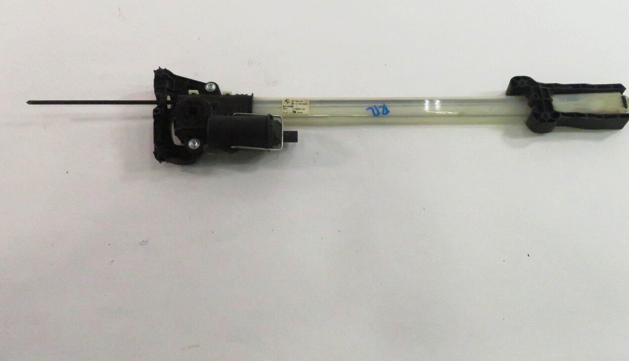 Thumbnail 6: 2010 BMW 550iGT (F07) RIGHT REAR WINDOW SHADE REGULATOR w/ MOTOR