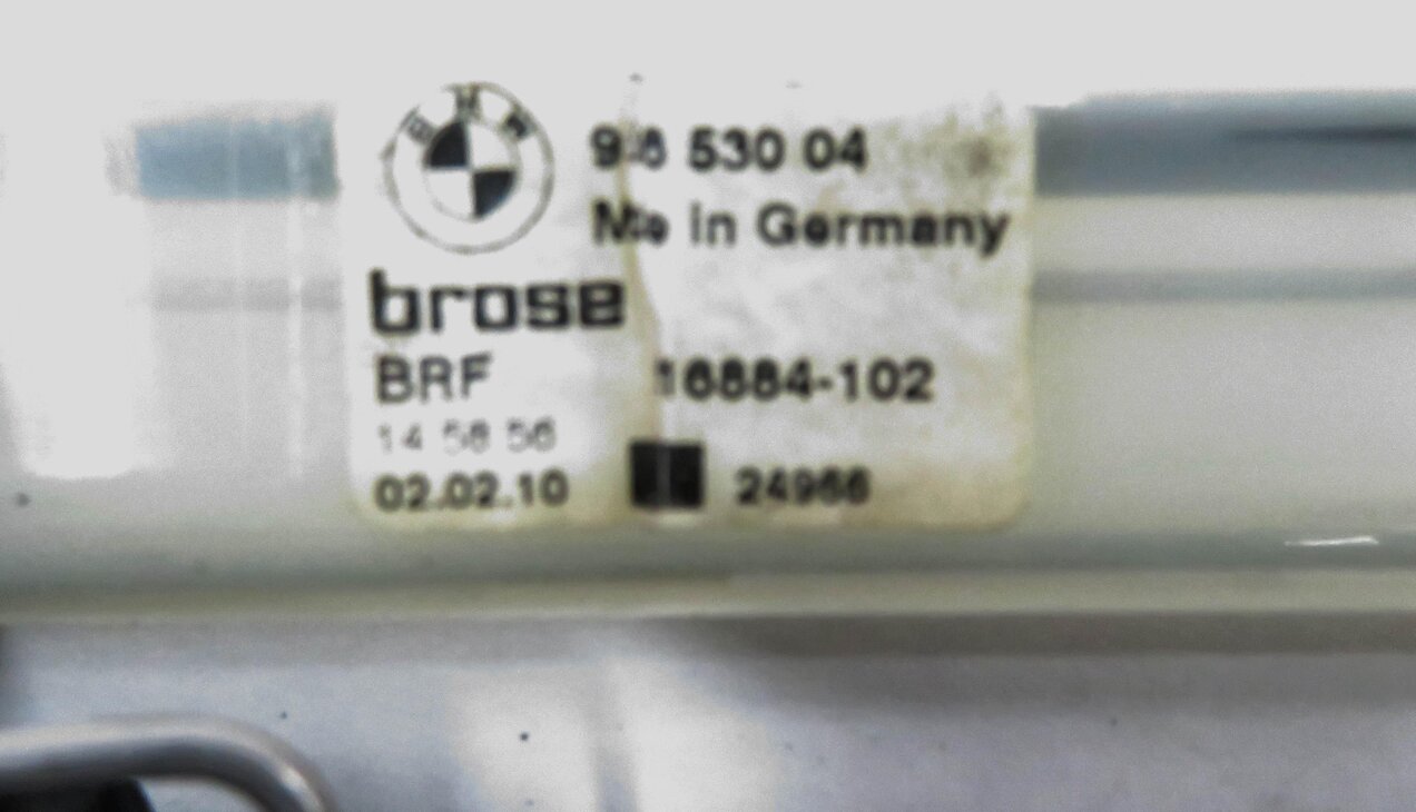 Thumbnail 8: 2010 BMW 550iGT (F07) RIGHT REAR WINDOW SHADE REGULATOR w/ MOTOR