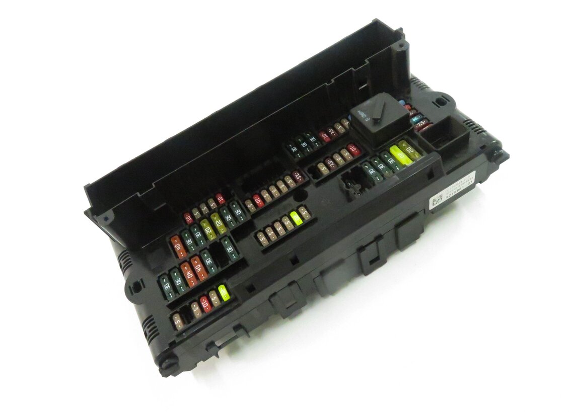 2010 BMW 550iGT (F07) FRONT POWER DISTRIBUTION FUSE BOX