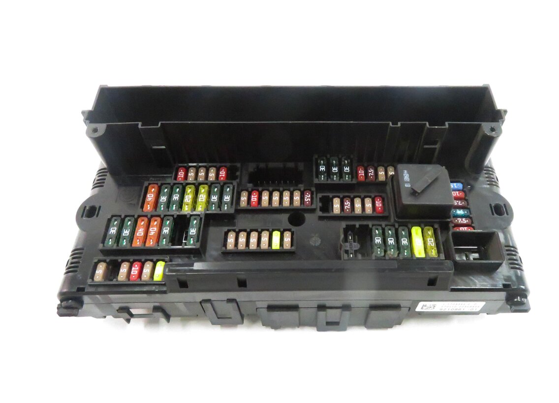 Thumbnail 2: 2010 BMW 550iGT (F07) FRONT POWER DISTRIBUTION FUSE BOX