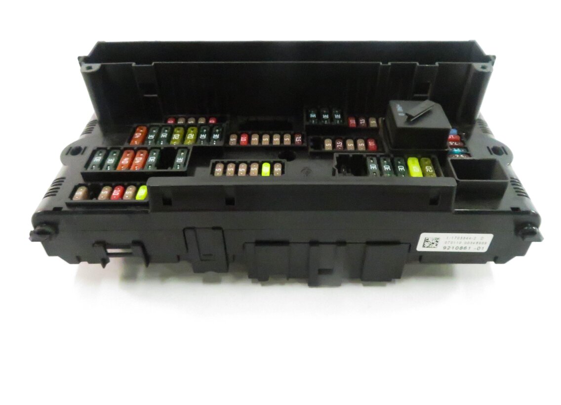 Thumbnail 3: 2010 BMW 550iGT (F07) FRONT POWER DISTRIBUTION FUSE BOX