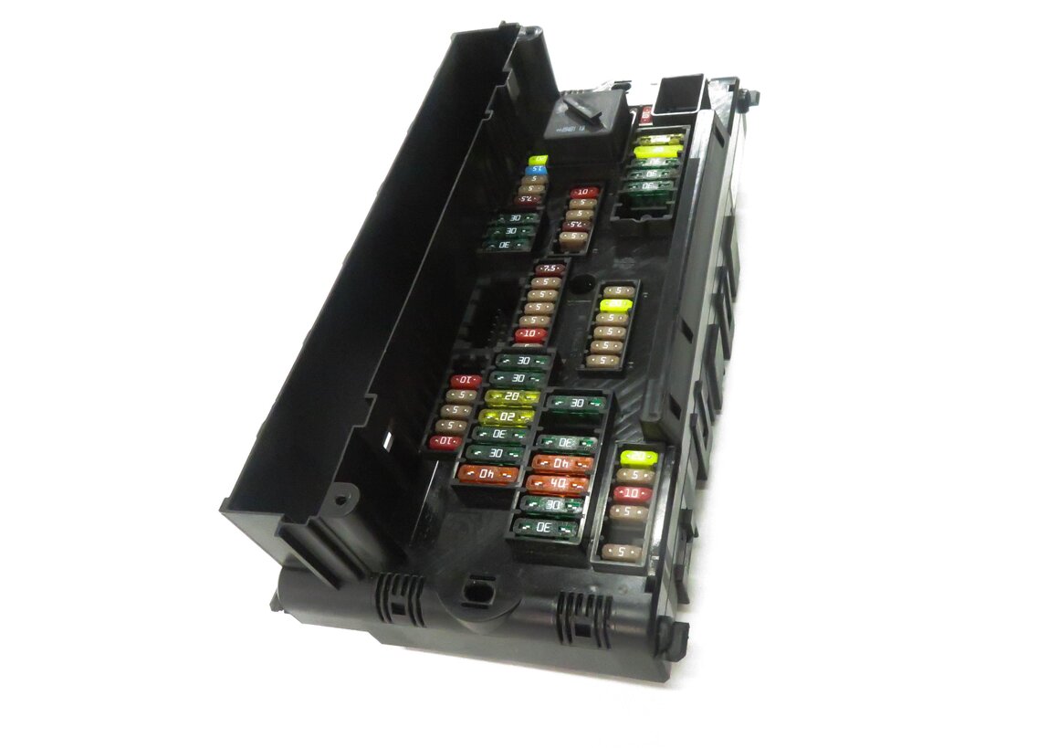 Thumbnail 4: 2010 BMW 550iGT (F07) FRONT POWER DISTRIBUTION FUSE BOX