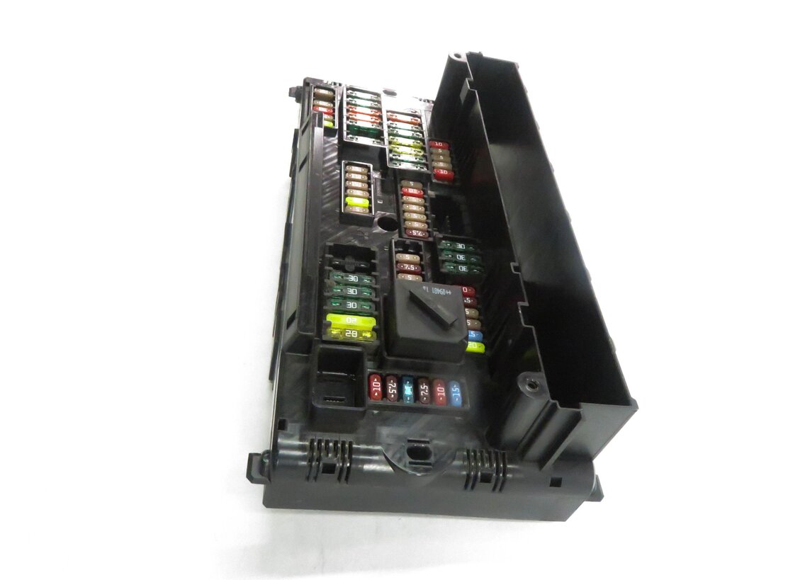 Thumbnail 5: 2010 BMW 550iGT (F07) FRONT POWER DISTRIBUTION FUSE BOX