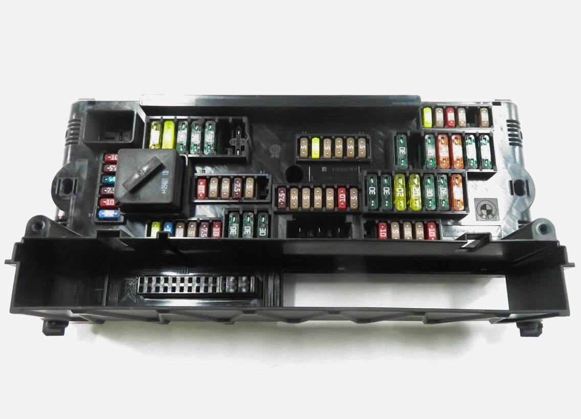 Thumbnail 6: 2010 BMW 550iGT (F07) FRONT POWER DISTRIBUTION FUSE BOX