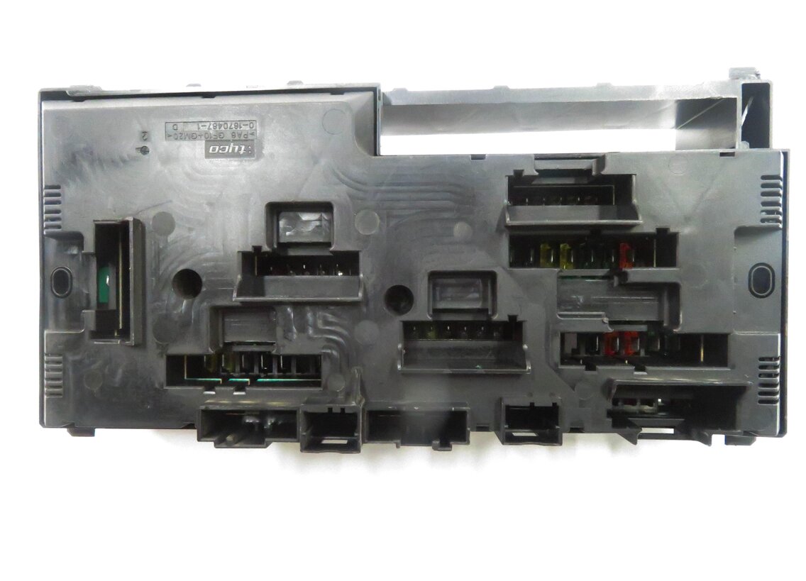 Thumbnail 7: 2010 BMW 550iGT (F07) FRONT POWER DISTRIBUTION FUSE BOX