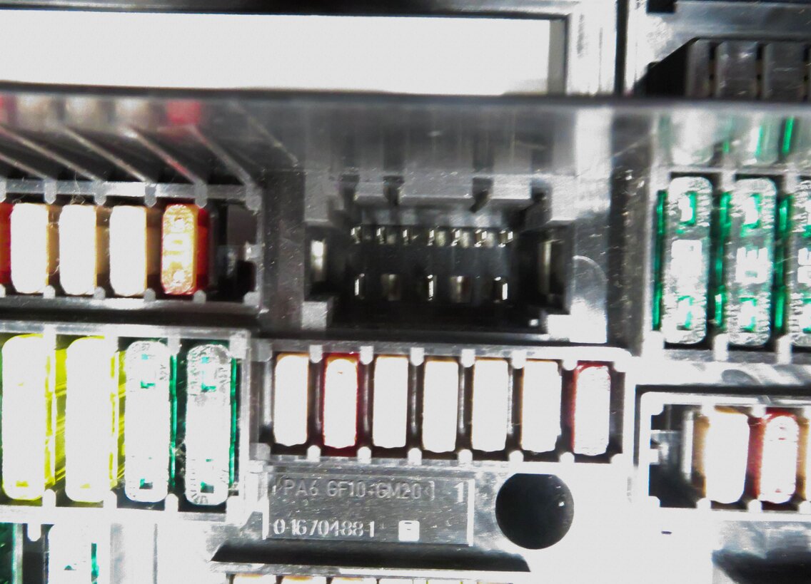 Thumbnail 8: 2010 BMW 550iGT (F07) FRONT POWER DISTRIBUTION FUSE BOX