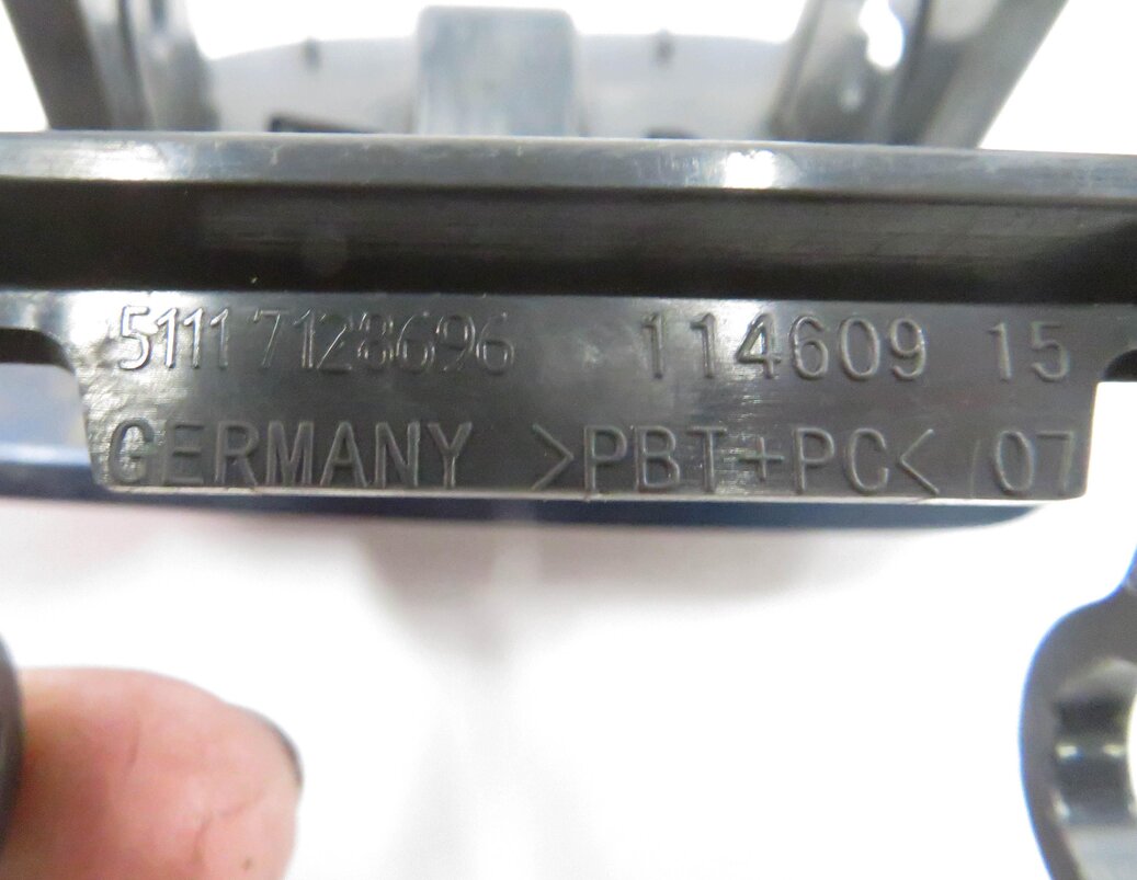 Thumbnail 8: BMW 550iGT (F07) RIGHT HEADLIGHT SQUIRTER COVER TRIM (DEEP SEA BLUE A76)
