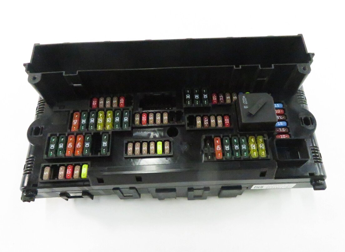 Thumbnail 2: 2011 BMW 550i (F10) FRONT POWER DISTRIBUTION FUSE BOX
