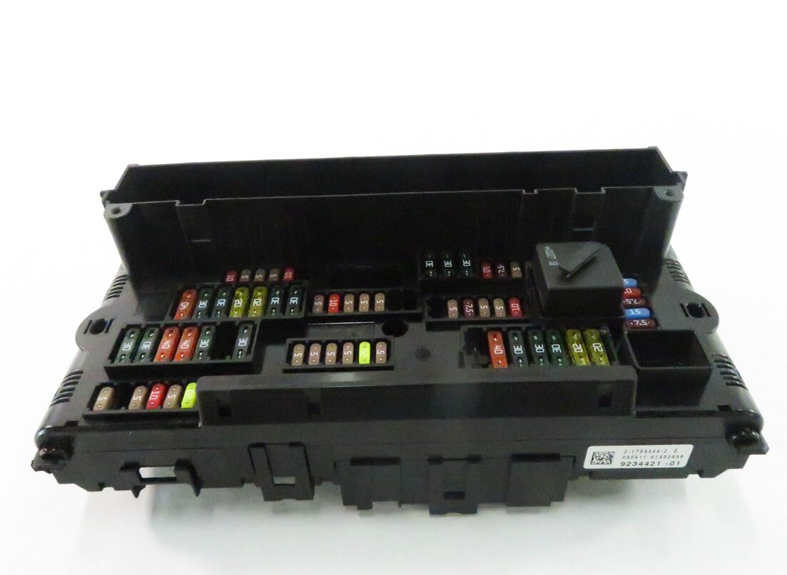 Thumbnail 3: 2011 BMW 550i (F10) FRONT POWER DISTRIBUTION FUSE BOX