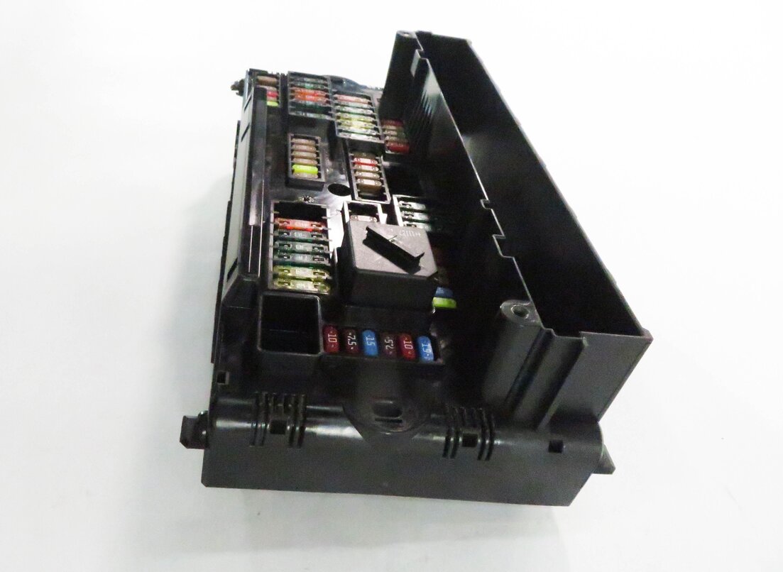 Thumbnail 4: 2011 BMW 550i (F10) FRONT POWER DISTRIBUTION FUSE BOX