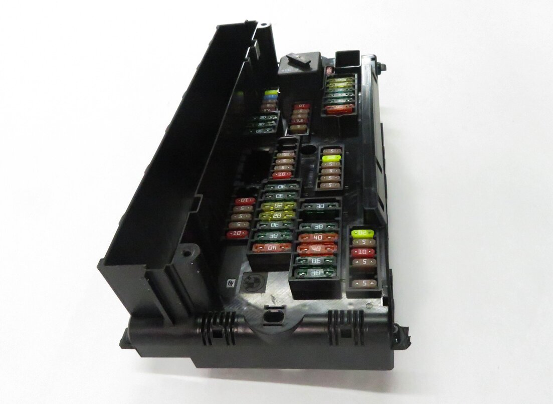 Thumbnail 5: 2011 BMW 550i (F10) FRONT POWER DISTRIBUTION FUSE BOX