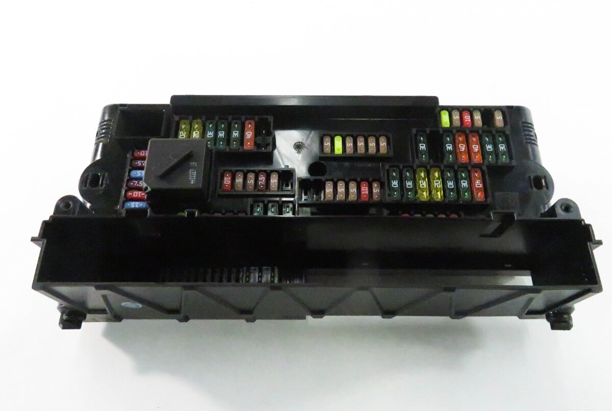 Thumbnail 6: 2011 BMW 550i (F10) FRONT POWER DISTRIBUTION FUSE BOX