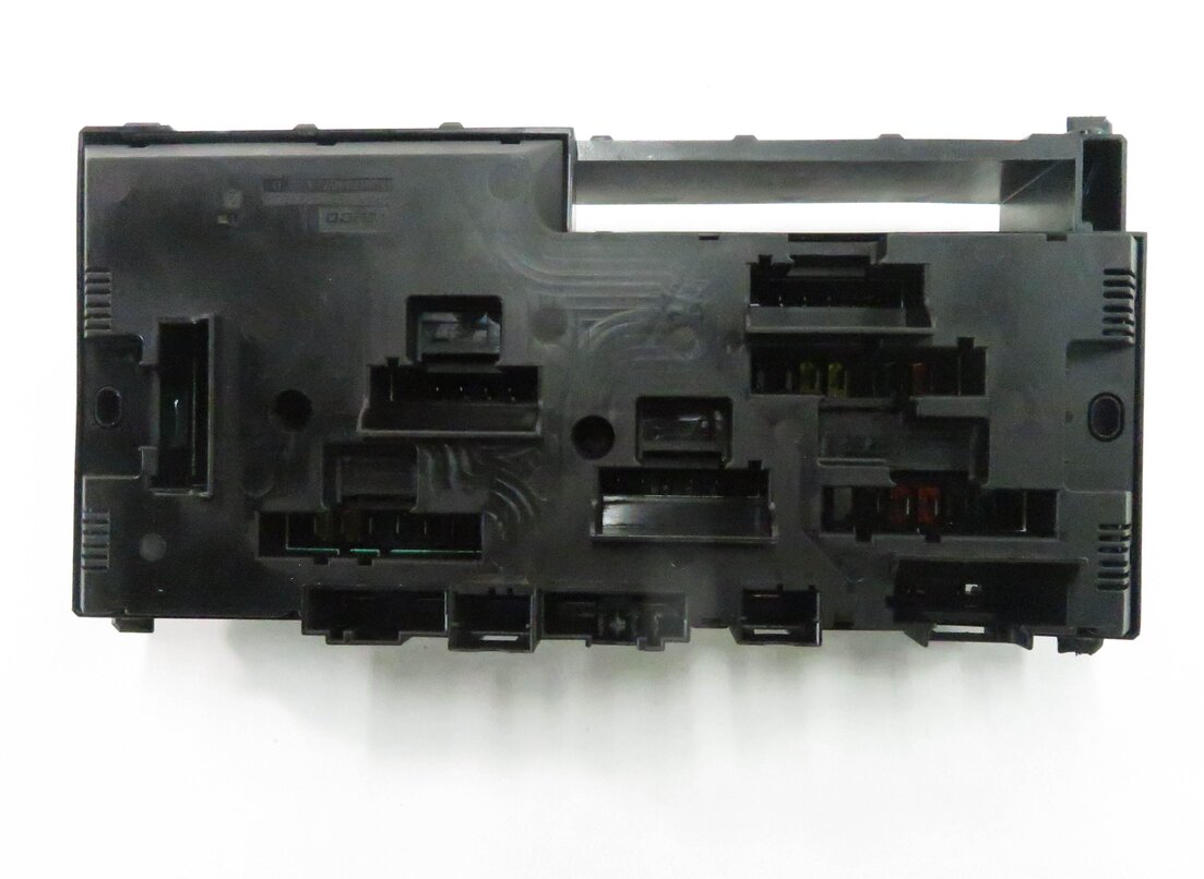 Thumbnail 7: 2011 BMW 550i (F10) FRONT POWER DISTRIBUTION FUSE BOX