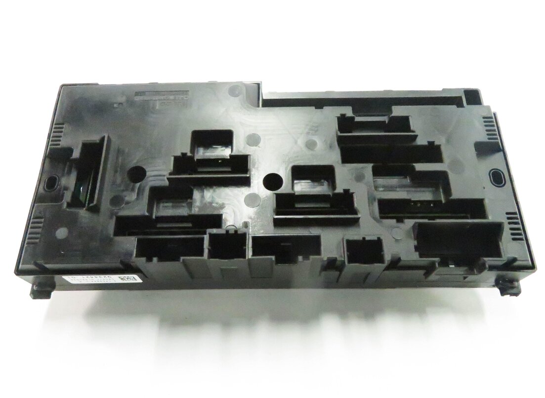 Thumbnail 8: 2011 BMW 550i (F10) FRONT POWER DISTRIBUTION FUSE BOX