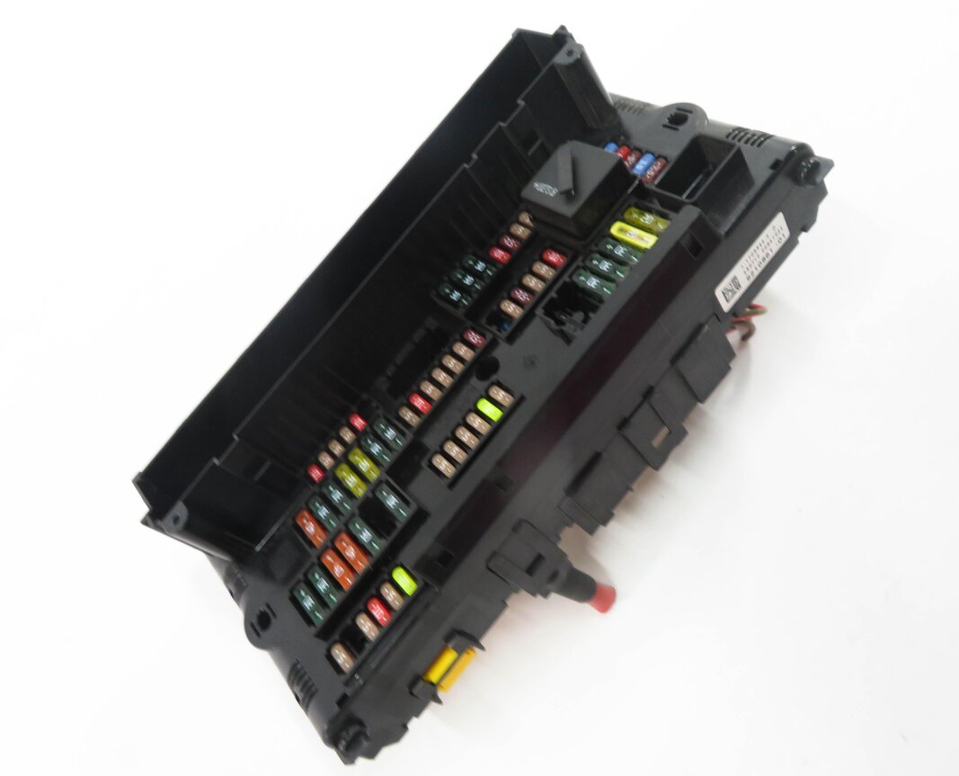 2011 BMW 535i (F10) FRONT POWER DISTRIBUTION FUSE BOX