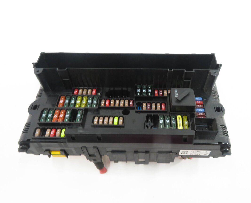 Thumbnail 2: 2011 BMW 535i (F10) FRONT POWER DISTRIBUTION FUSE BOX
