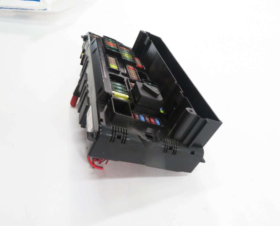 Thumbnail 3: 2011 BMW 535i (F10) FRONT POWER DISTRIBUTION FUSE BOX