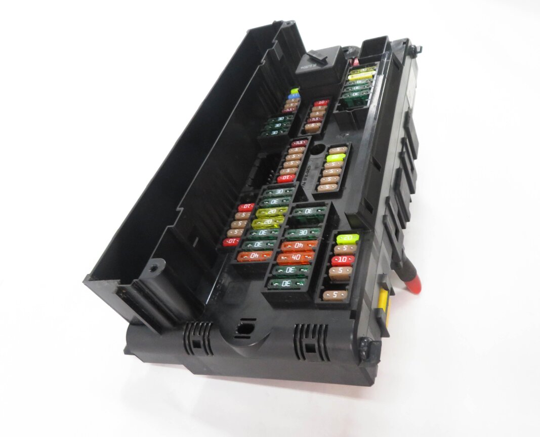 Thumbnail 4: 2011 BMW 535i (F10) FRONT POWER DISTRIBUTION FUSE BOX