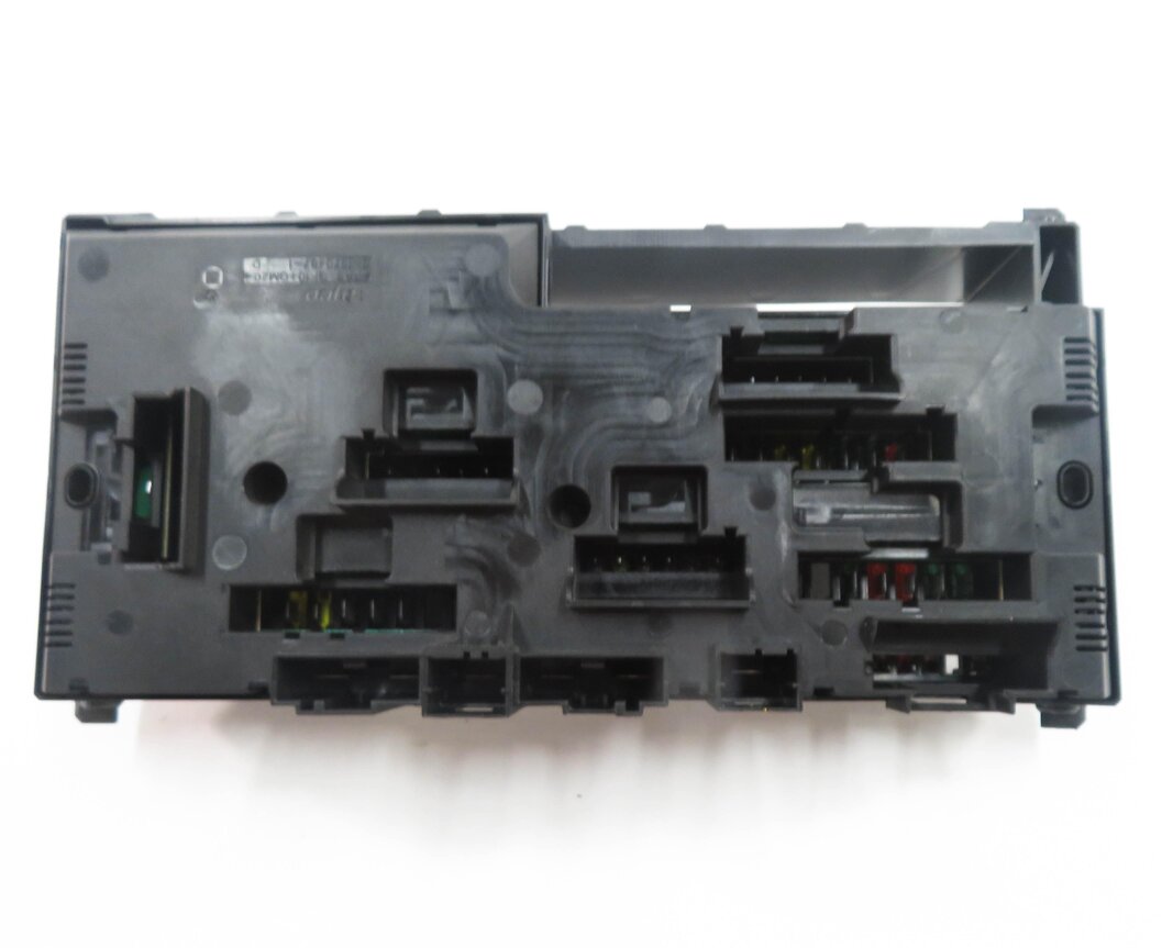 Thumbnail 6: 2011 BMW 535i (F10) FRONT POWER DISTRIBUTION FUSE BOX