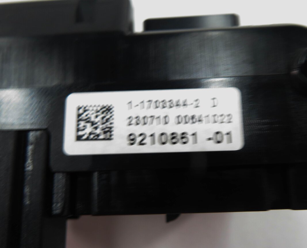 Thumbnail 8: 2011 BMW 535i (F10) FRONT POWER DISTRIBUTION FUSE BOX