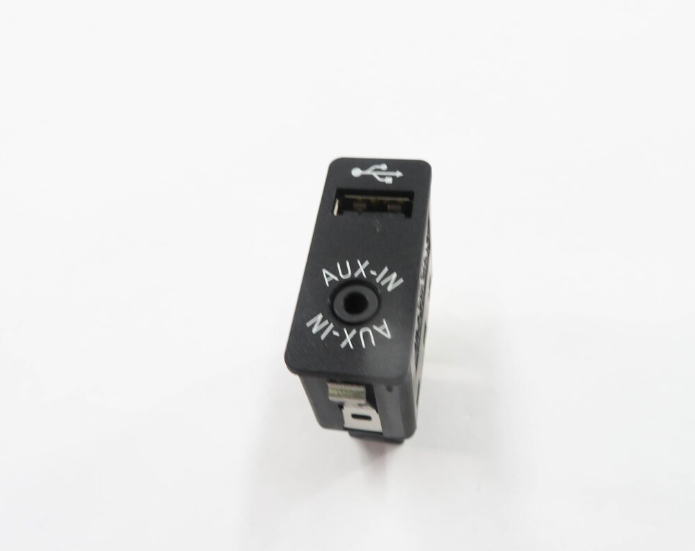 Thumbnail 2: 2012 BMW 750i (F01) AUX AUXILIARY AUDIO IN INPUT JACK w/ USB