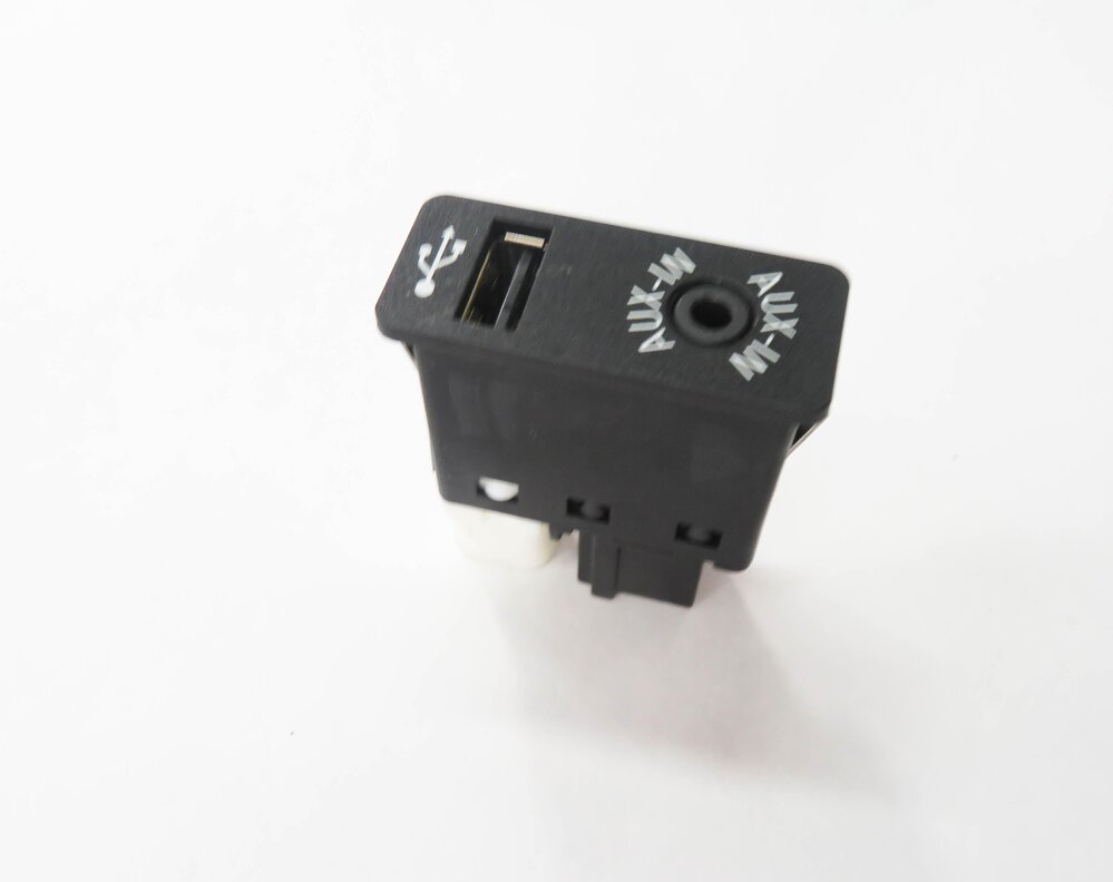 Thumbnail 5: 2012 BMW 750i (F01) AUX AUXILIARY AUDIO IN INPUT JACK w/ USB