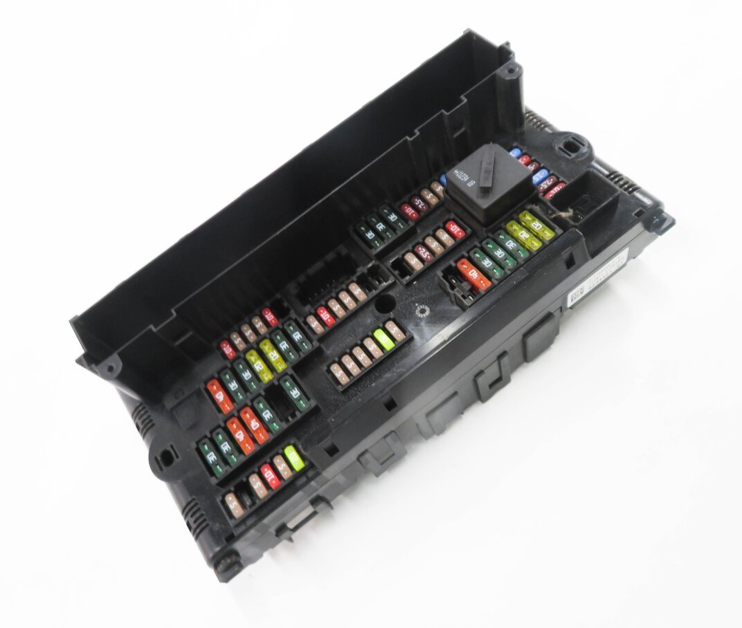 2012 BMW 750i (F01) FRONT POWER DISTRIBUTION FUSE BOX