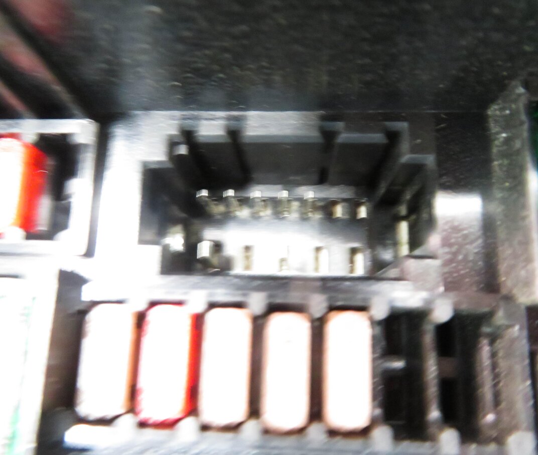 Thumbnail 10: 2012 BMW 750i (F01) FRONT POWER DISTRIBUTION FUSE BOX