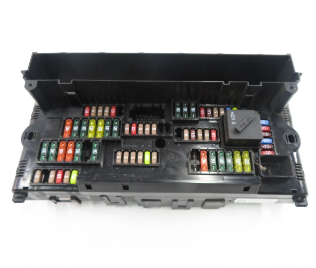 Thumbnail 2: 2012 BMW 750i (F01) FRONT POWER DISTRIBUTION FUSE BOX