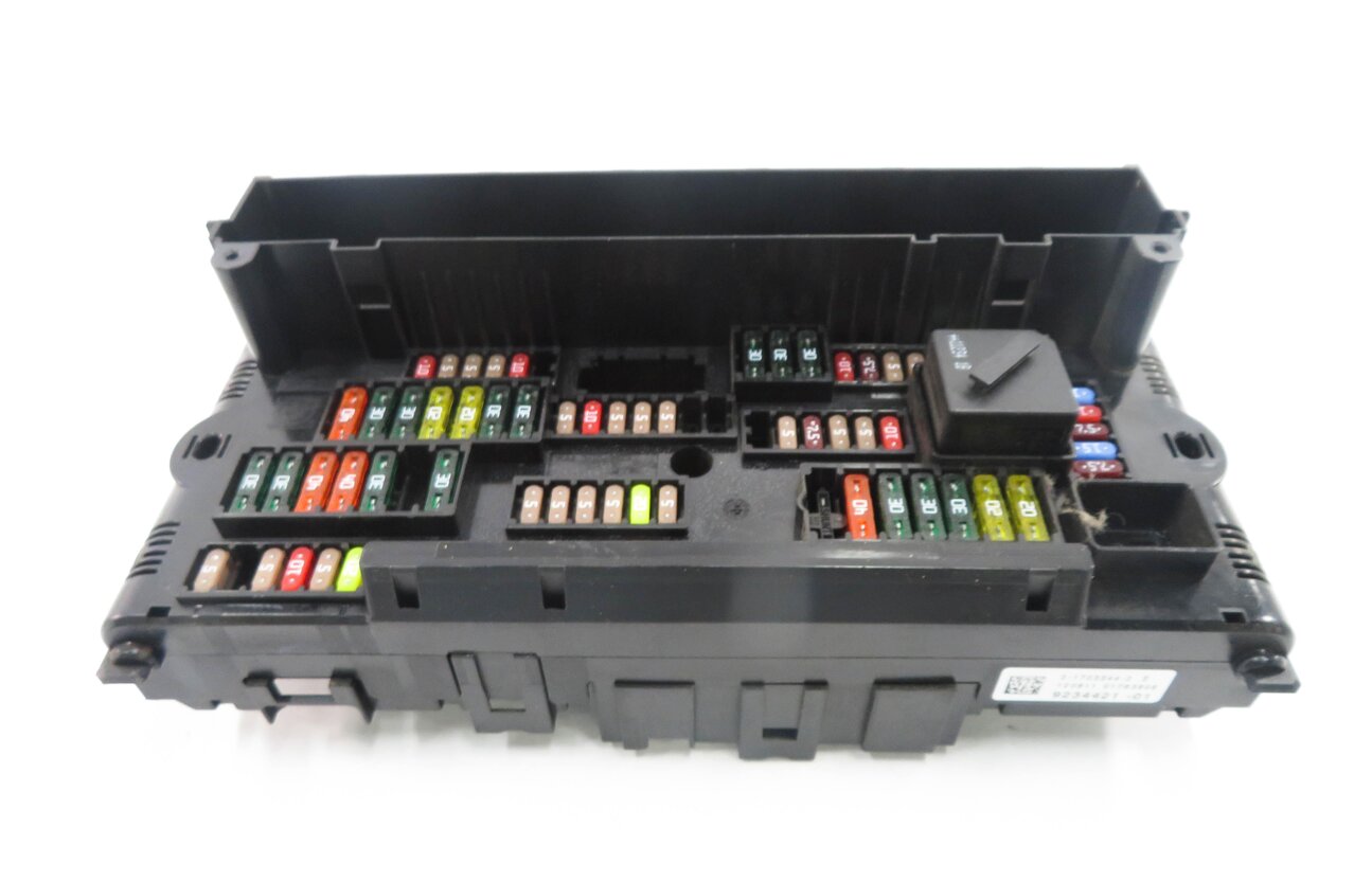 Thumbnail 3: 2012 BMW 750i (F01) FRONT POWER DISTRIBUTION FUSE BOX
