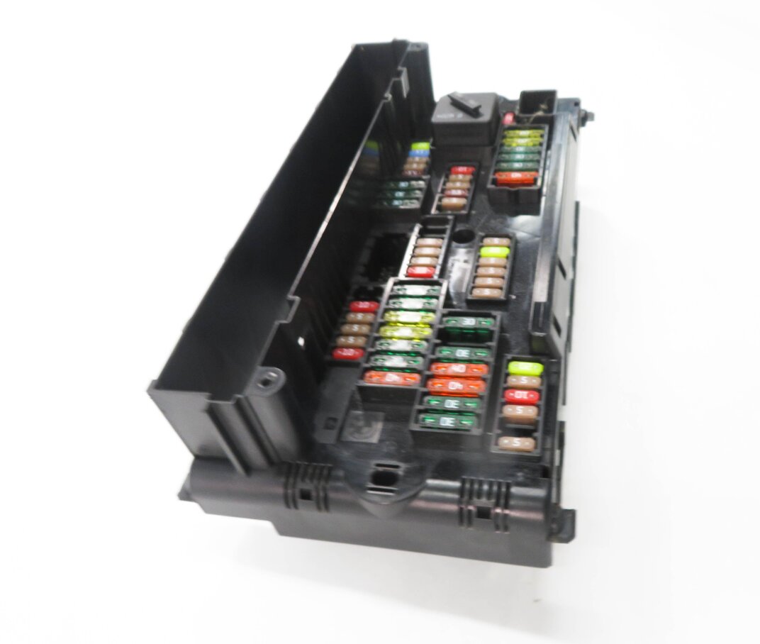 Thumbnail 4: 2012 BMW 750i (F01) FRONT POWER DISTRIBUTION FUSE BOX