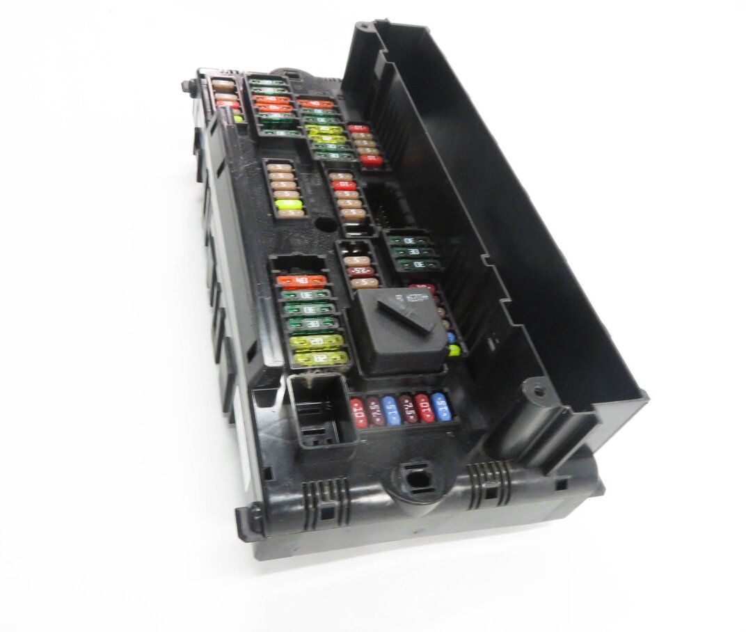 Thumbnail 5: 2012 BMW 750i (F01) FRONT POWER DISTRIBUTION FUSE BOX
