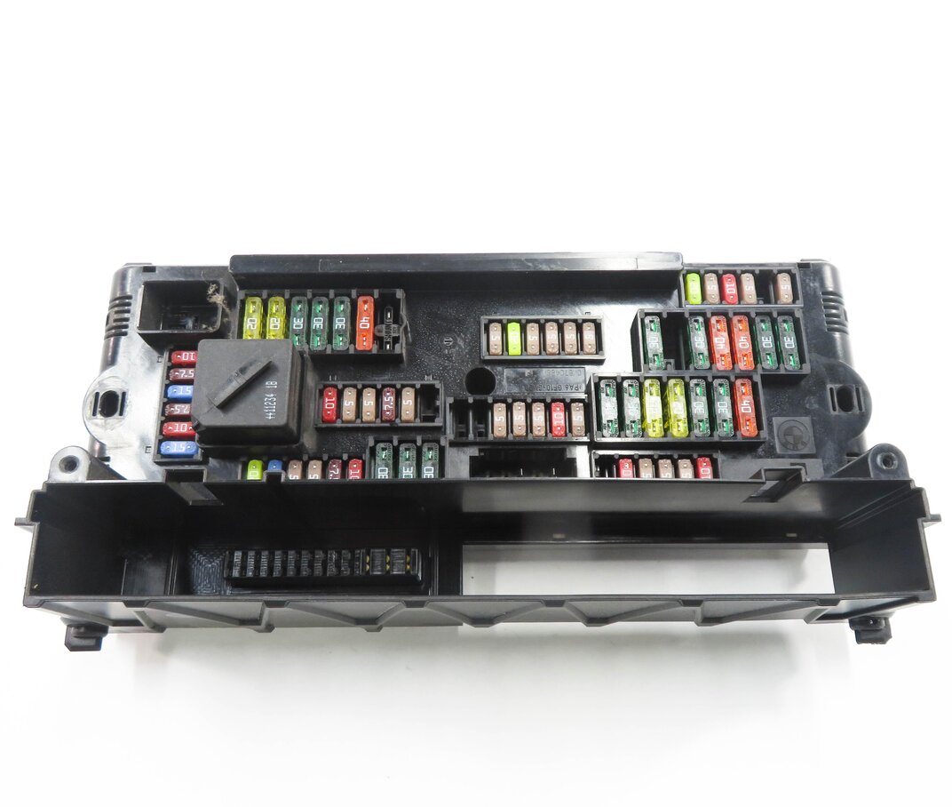 Thumbnail 6: 2012 BMW 750i (F01) FRONT POWER DISTRIBUTION FUSE BOX