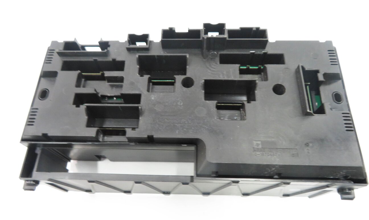 Thumbnail 8: 2012 BMW 750i (F01) FRONT POWER DISTRIBUTION FUSE BOX