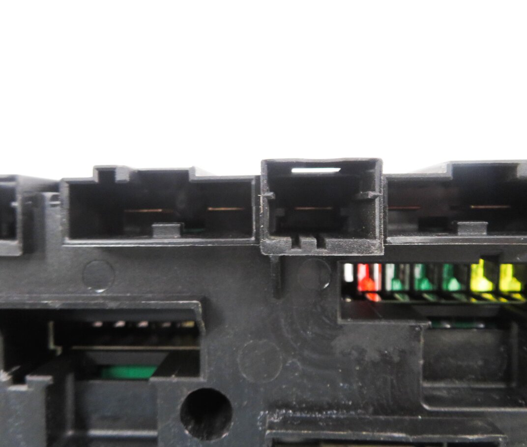 Thumbnail 9: 2012 BMW 750i (F01) FRONT POWER DISTRIBUTION FUSE BOX