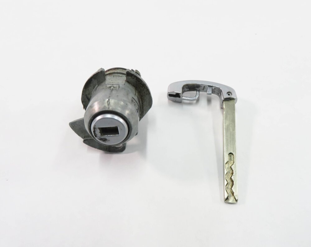 Thumbnail 2: 2012 BMW 750i (F01) LEFT FRONT DRIVER DOOR HANDLE LOCK CYLINDER w/ KEY