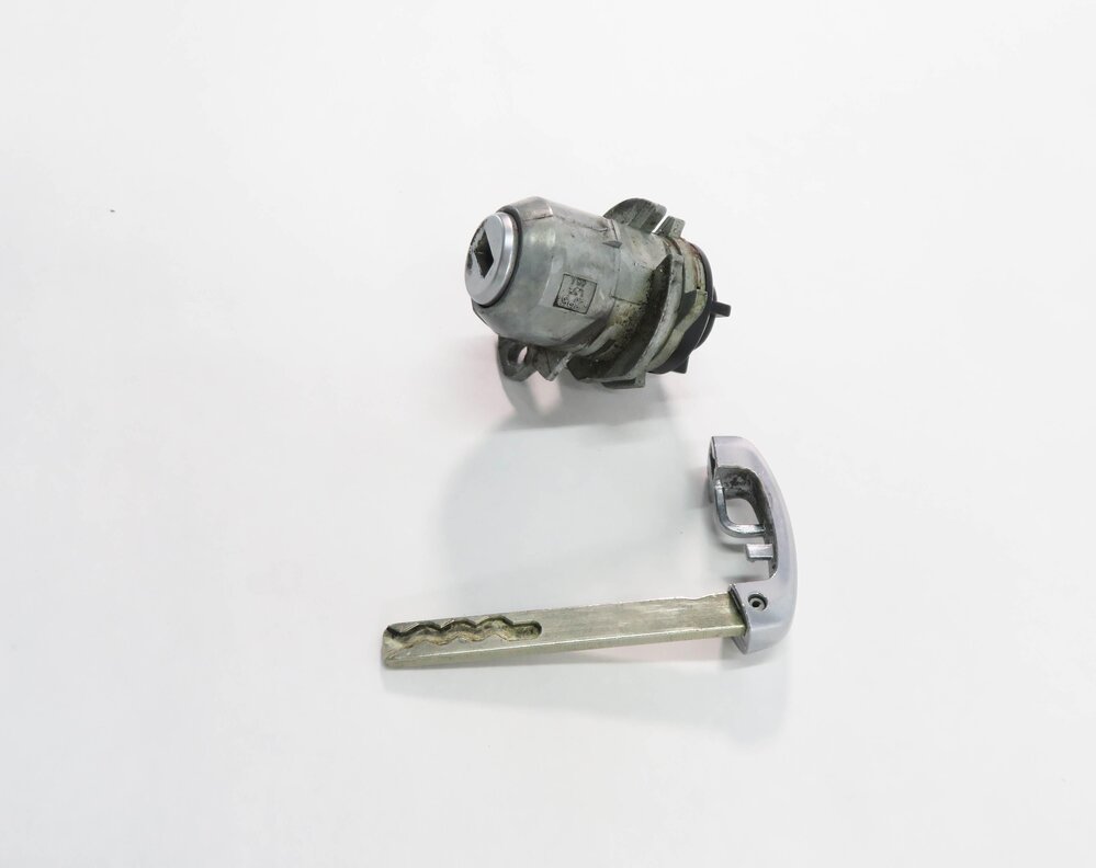 Thumbnail 3: 2012 BMW 750i (F01) LEFT FRONT DRIVER DOOR HANDLE LOCK CYLINDER w/ KEY