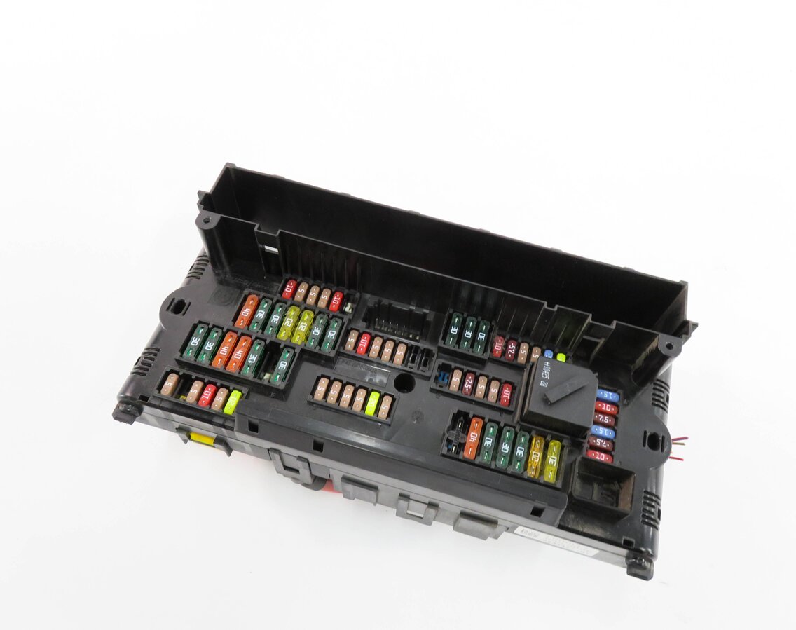 2011 BMW 535i (F10) FRONT POWER DISTRIBUTION FUSE BOX