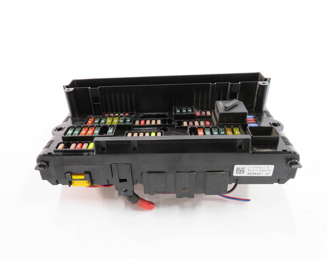 Thumbnail 3: 2011 BMW 535i (F10) FRONT POWER DISTRIBUTION FUSE BOX