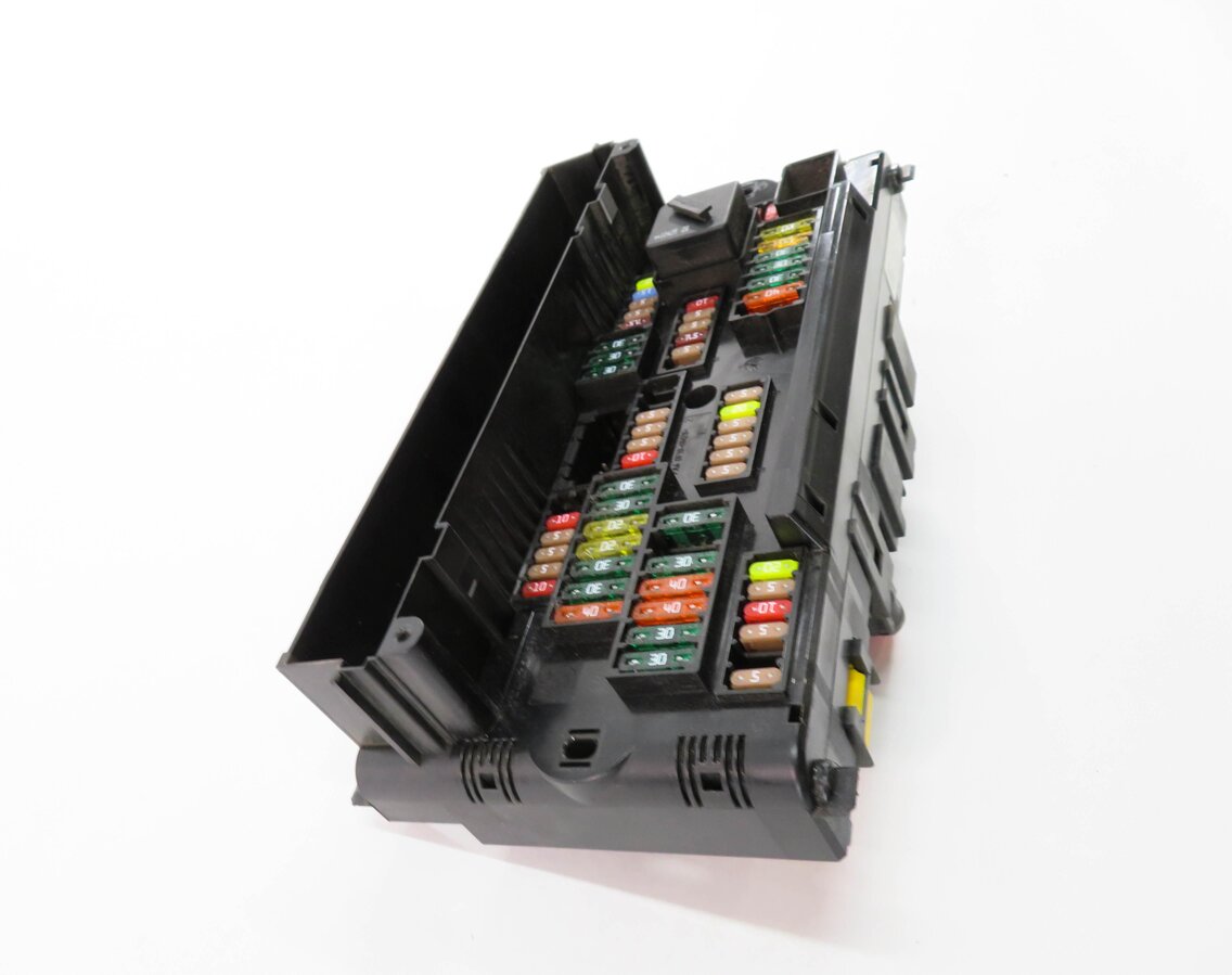 Thumbnail 4: 2011 BMW 535i (F10) FRONT POWER DISTRIBUTION FUSE BOX
