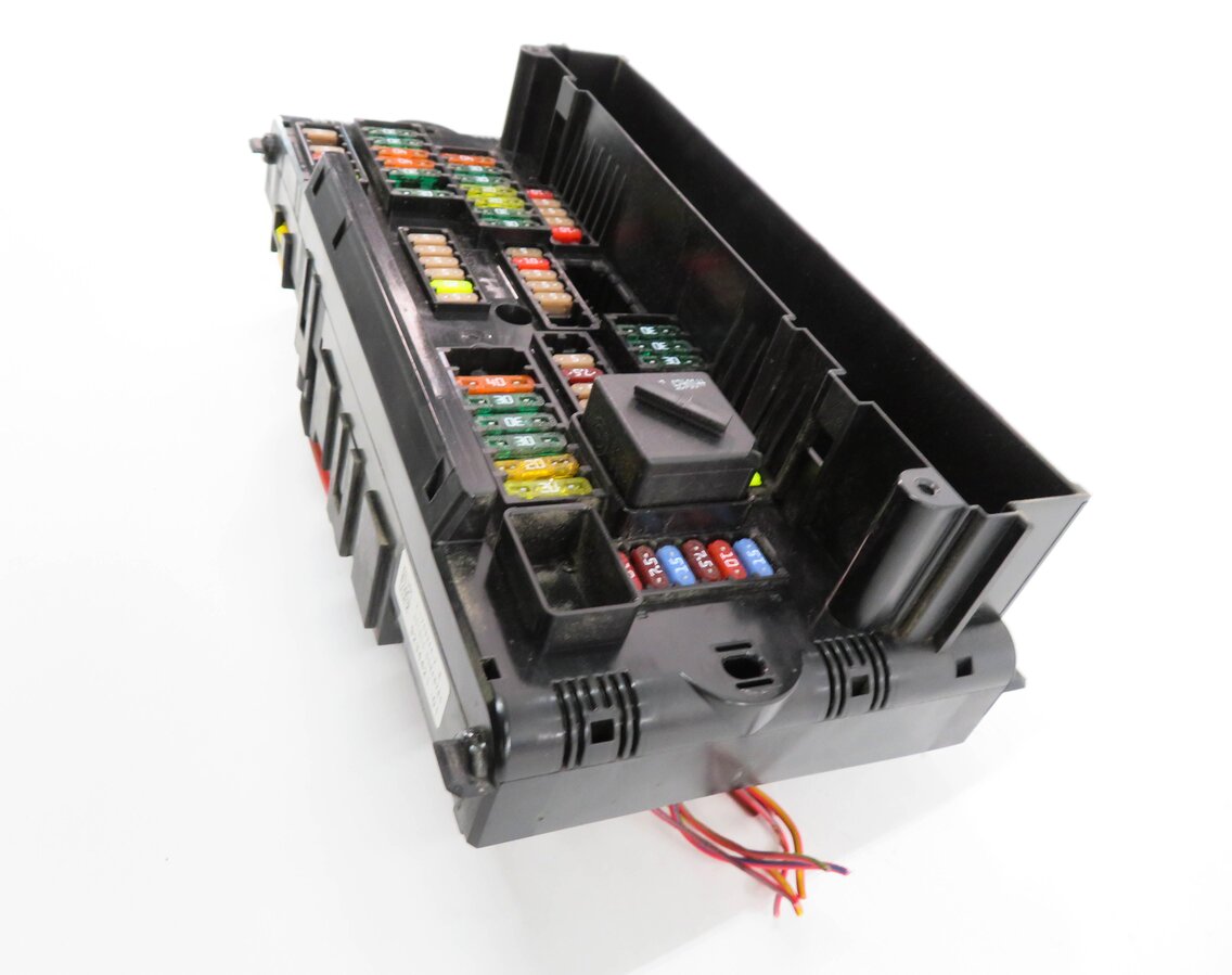 Thumbnail 5: 2011 BMW 535i (F10) FRONT POWER DISTRIBUTION FUSE BOX
