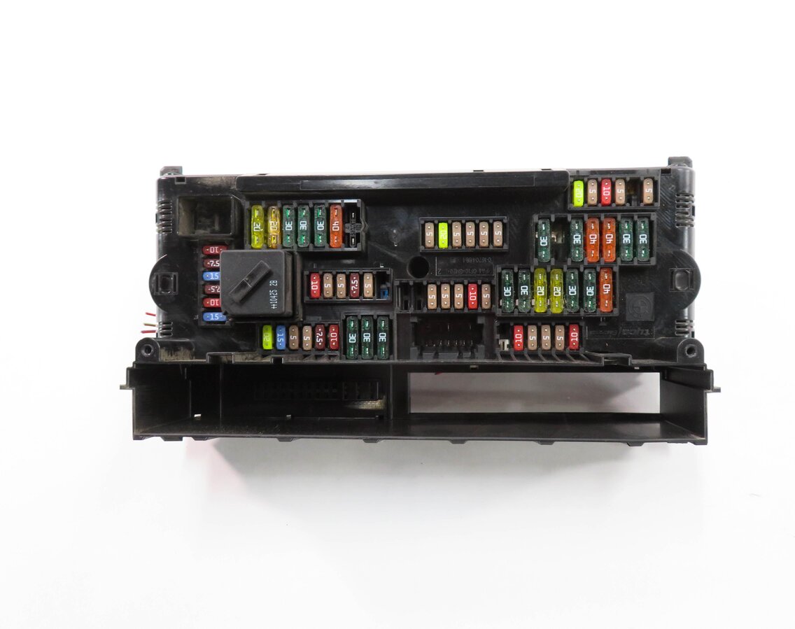 Thumbnail 6: 2011 BMW 535i (F10) FRONT POWER DISTRIBUTION FUSE BOX