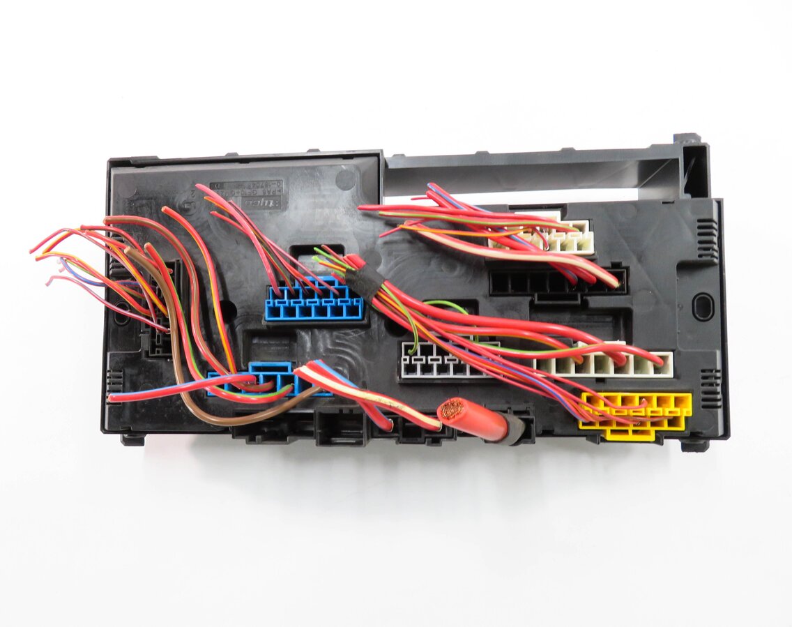 Thumbnail 7: 2011 BMW 535i (F10) FRONT POWER DISTRIBUTION FUSE BOX