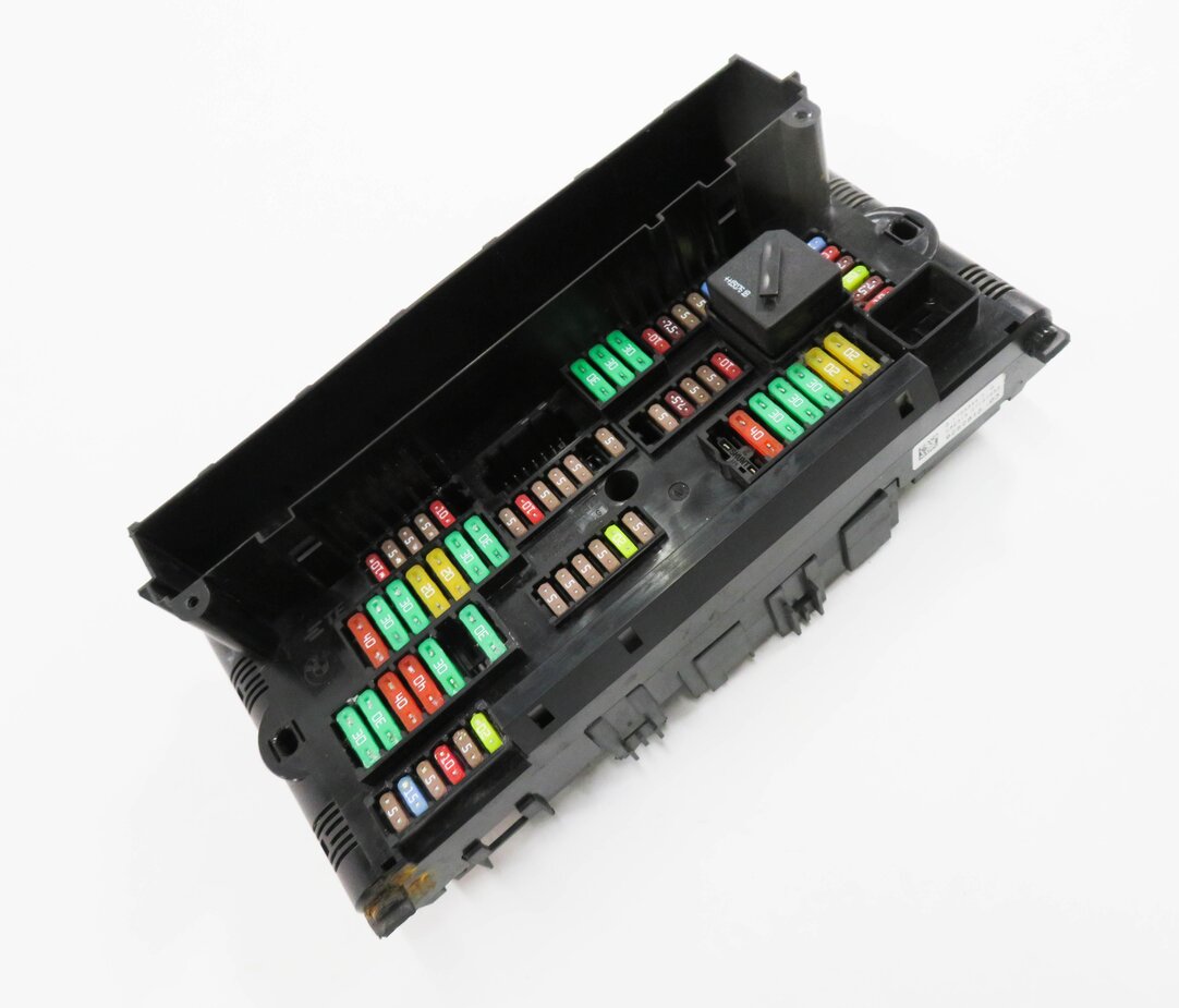 2015 BMW 535i (F10) FRONT POWER DISTRIBUTION FUSE BOX