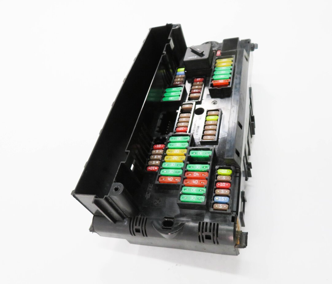 Thumbnail 3: 2015 BMW 535i (F10) FRONT POWER DISTRIBUTION FUSE BOX