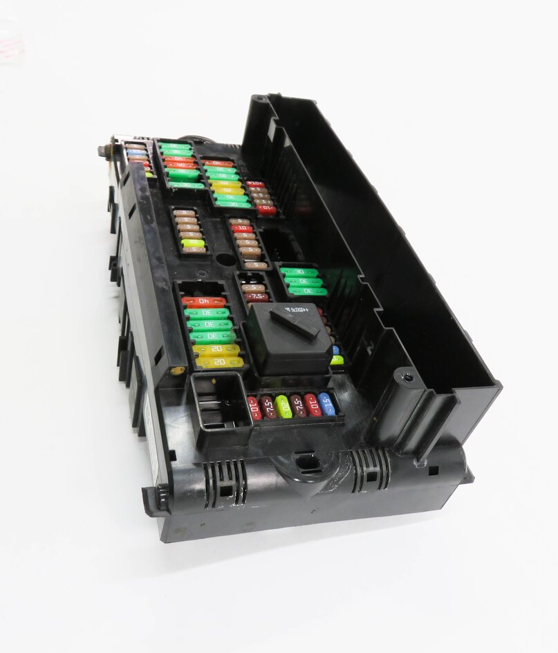 Thumbnail 4: 2015 BMW 535i (F10) FRONT POWER DISTRIBUTION FUSE BOX