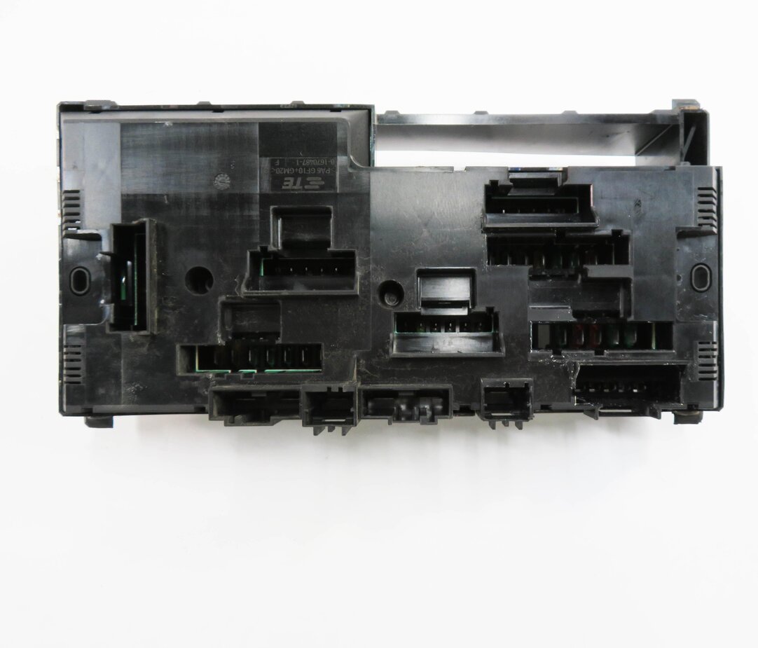 Thumbnail 6: 2015 BMW 535i (F10) FRONT POWER DISTRIBUTION FUSE BOX