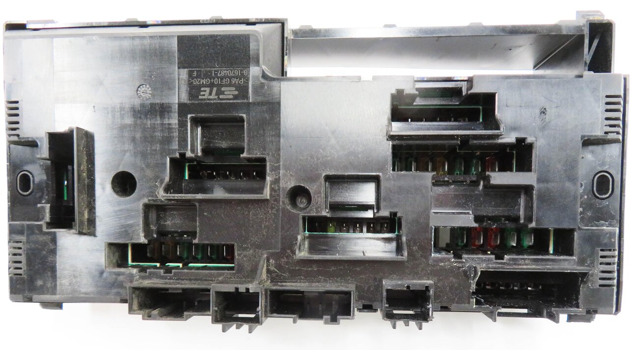 Thumbnail 7: 2015 BMW 535i (F10) FRONT POWER DISTRIBUTION FUSE BOX