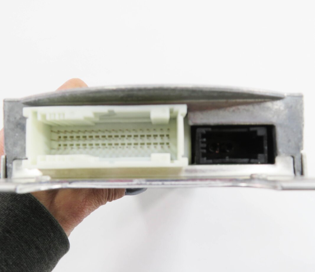 Thumbnail 6: 2011 BMW 550i (F10) BLUETOOTH TELEMATICS COMMUNICATION CONTROL MODULE